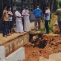 റോഡിന്റെ വീതി കുറച്ചുകൊണ്ടുള്ള ഓവുചാൽ നിർമാണം തടഞ്ഞു