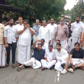 ബസ് അപകടം; പേരാമ്പ്രയില്‍ റോഡ് ഉപരോധിക്കുന്നു