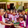 വിദ്യാര്‍ത്ഥികള്‍ക്ക് കൗതുകമായി വന്മുകം എളമ്പിലാട് എംഎല്‍പി സ്‌കൂളിലെ പ്ലാവില കുമ്പിളില്‍ കര്‍ക്കിടക കഞ്ഞി