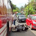 സ്വകാര്യ ബസില്‍ സ്‌കൂട്ടര്‍ ഇടിച്ച് അപകടം