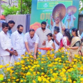 പൂത്തുലഞ്ഞ് നിൽക്കുന്ന ചെണ്ടുമല്ലി പൂക്കളുടെ നടുവിൽ നിന്ന് മാവേലിയോടൊപ്പം സെൽഫിയെടുക്കാം ; പേര് അന്വർത്ഥമാക്കി തലശേരി കാർഷിക വികസന ബാങ്ക്