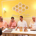നാദപുരത്തുകാർക്ക് ഇനി ഇരട്ടി മധുരം ; ഹണി സ്പഷ്യൽ കേക്ക് നവീകരിച്ച ഔട്ട്ലെറ്റ് കല്ലാച്ചി ടൗണിൽ 