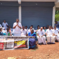  കുന്നംകുളം പൊലീസ് മര്‍ദ്ദനം: പേരാമ്പ്ര പൊലീസ് സ്റ്റേഷന് മുന്നില്‍ പ്രതിഷേധ പ്രകടനം നടത്തി കോണ്‍ഗ്രസ് കമ്മിറ്റി 