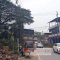 ചമ്പാട് - തിരുവങ്ങാട് റോഡ് നവീകരണം വേഗത്തിലാകുന്നു ; വീതി കൂട്ടാനായി കോപ്പാലത്ത് റോഡിനിരുവശത്തെ മരങ്ങൾ മുറിച്ചുമാറ്റാനാരംഭിച്ചു