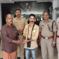 കളഞ്ഞു കിട്ടിയ പേഴ്സ് ഉടമക്ക് തിരിച്ചു നല്‍കി മാതൃകയായി