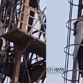 ദീപാവലിക്ക് വീട് വൃത്തിയാക്കാൻ പറഞ്ഞ് അമ്മ ;  മൊബൈല്‍ ടവറിന് മുകളില്‍ കയറി ഇരുന്ന യുവതിയെ അനുനയിപ്പിച്ച് താഴെയിറക്കി.
