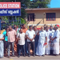 അധ്യാപികയുടെ മരണത്തിനിടയാക്കിയത് പോലീസിൻ്റെ പണപ്പിരിവെന്നാരോപിച്ച് പള്ളൂർ പൊലീസ് സ്റ്റേഷനു മുന്നിൽ യൂത്ത് കോൺഗ്രസ്സ് പ്രതിക്ഷേധം