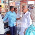 വികസനം ജനങ്ങളുടെ കണ്ണിൽ പൊടിയിടുന്ന തരത്തിലാവരുതെന്ന് യുഡിഎഫ് സ്ഥാനാർത്ഥി നൂറ ടീച്ചർ ; ലോറി കടന്നു പോകുന്നതിനിലെ കല്ല് തെറിച്ച് തകർന്ന തലശേരിയിലെ മൊബൈൽ ഷോപ്പ് യുഡിഎഫ് സംഘം സന്ദർശിച്ചു