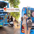 തലശേരിയിൽ ഓടുന്ന ബസുകളുടെ പിന്നിൽ കയറി അപകടകരമായ റീൽസ് ചിത്രീകരണവുമായി വിദ്യാർത്ഥികൾ ; പരാതി നൽകാനൊരുങ്ങി ബസ് ജീവനക്കാർ