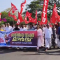 കണ്ണൂർ റെയിൽവെ സ്റ്റേഷനിലേക്ക് പ്രതിഷേധ മാർച്ചുമായി ട്രേഡ് യൂനിയൻ സംയുക്ത സമിതി