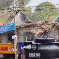 കോഴിക്കോടിന് പുറമെ തലശേരിയിലും കെട്ടിടം തകർന്നു ; ആളുകൾ ഓടിമറിയതിനാൽ ഒഴിവായത് വൻ അപകടം