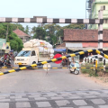 തലശേരിയിൽ അമിത വേഗതയിലെത്തിയ പിക്കപ്പ് വാനിടിച്ച് റെയില്‍വേ ഗേറ്റ് തകര്‍ന്നു ; യുവാവ് കസ്റ്റഡിയിൽ