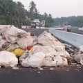 പയ്യോളിയിൽ  ഉദ്ഘാടനത്തിനൊരുങ്ങുന്ന ആറുവരിപ്പാതയില്‍  ചാക്കുകണക്കിന് മാലിന്യം തള്ളി  സാമൂഹ്യവിരുദ്ധര്‍