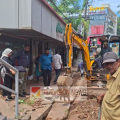 തലശേരി മണവാട്ടി  ജംഗ്ഷനിൽ മഴ പെയ്യുമ്പോഴുണ്ടാകുന്ന വെള്ളക്കെട്ടിന് പരിഹാരവുമായി തലശേരി നഗരസഭ ; ഓവുചാലുകൾ വൃത്തിയാക്കി