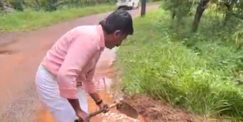 കൈക്കോട്ടുമായി ജനപ്രതിനിധി രംഗത്ത്; അടക്കാത്തോട്-കരിയം കാപ്പ് റോഡിലെ വെള്ളക്കെട്ട് നീക്കി