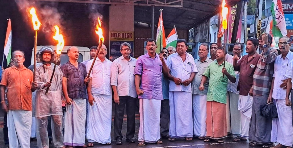 രാഹുൽഗാന്ധിക്ക് ഐക്യദാർഢ്യം പ്രഖ്യാപിച്ചുകൊണ്ട് പരിയാരം മണ്ഡലം കോൺഗ്രസ് കമ്മിറ്റി പ്രതിഷേധം സംഘടിപ്പിച്ചു