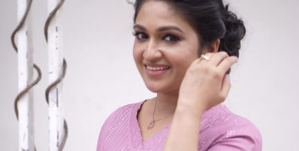 സിനിമാതാരം മിത്ര കുര്യൻ മലയാളം സീരിയൽ രംഗത്തേക്ക് 