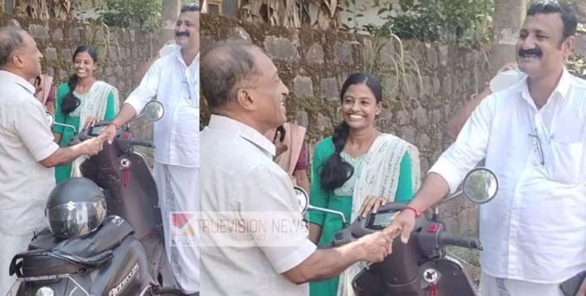 പരസ്പരം വിജയാശംസകൾ നേർന്ന് പന്ന്യന്നൂർ പഞ്ചായത്തിലെ ആറാം വാർഡ് എൽഡിഎഫ് - എൻഡിഎ സ്ഥാനാർത്ഥികൾ ; വാർഡിൽ റോഡ് തകർച്ച മുഖ്യ  വിഷയം
