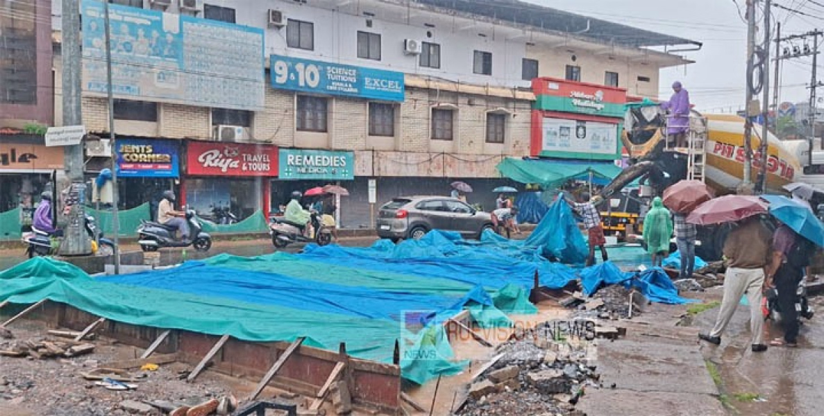 തലശേരിയിൽ  കനത്ത മഴയിലും  റോഡ് കോൺക്രീറ്റ് പ്രവൃത്തി,  പ്രതിഷേധവുമായി വ്യാപാരികളും യാത്രക്കാരും