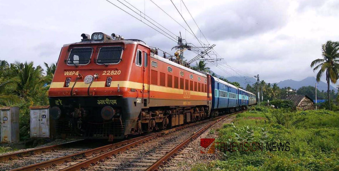 കോഴിക്കോട് ട്രെയിനിൽ ടിക്കറ്റ് ചോദിച്ച ടിടിഇക്ക് മർദ്ദനമെന്ന് പരാതി; യുവതിക്കെതിരെ കേസ്