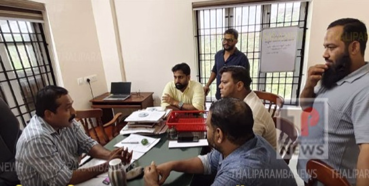 ​തളിപ്പറമ്പിൽ തകർന്ന റോഡ് സുരക്ഷയും മുടങ്ങിക്കിടക്കുന്ന ചിറവക്ക് ബസ് സ്റ്റോപ്പ് നിർമ്മാണവും: പി.ഡബ്ല്യ.ഡി അസി. എഞ്ചിനീയർക്ക് യൂത്ത് ലീഗ് നിവേദനം നൽകി