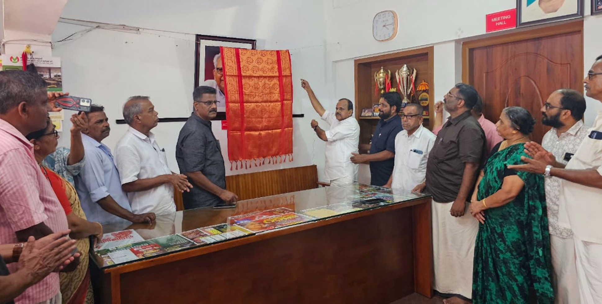 വി.എസ്. അച്യുതാനന്ദന്റെ ഒന്നാം ചരമദിനം; തളിപ്പറമ്പിൽ ഫോട്ടോ അനാച്ഛാദനം ചെയ്തു