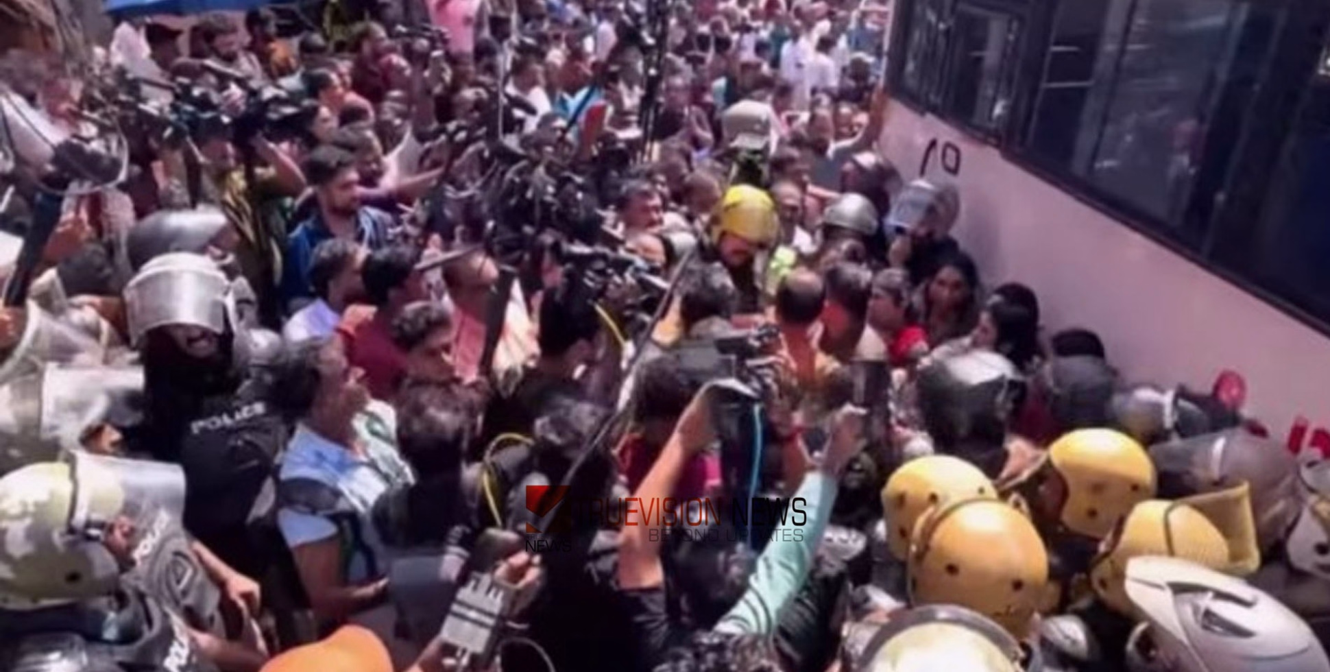  'നാടിനെ രക്ഷിച്ച പ്രധാനമന്ത്രിയാണ് മോദിയെന്ന് രാജീവ് ചന്ദ്രശേഖർ, വനിത പ്രവർത്തകയെ പൊലീസ് മുഖത്തടിച്ചെന്ന് ബിജെപി, കെപിസിസി മാർച്ചിനിടെ സംഘർഷം