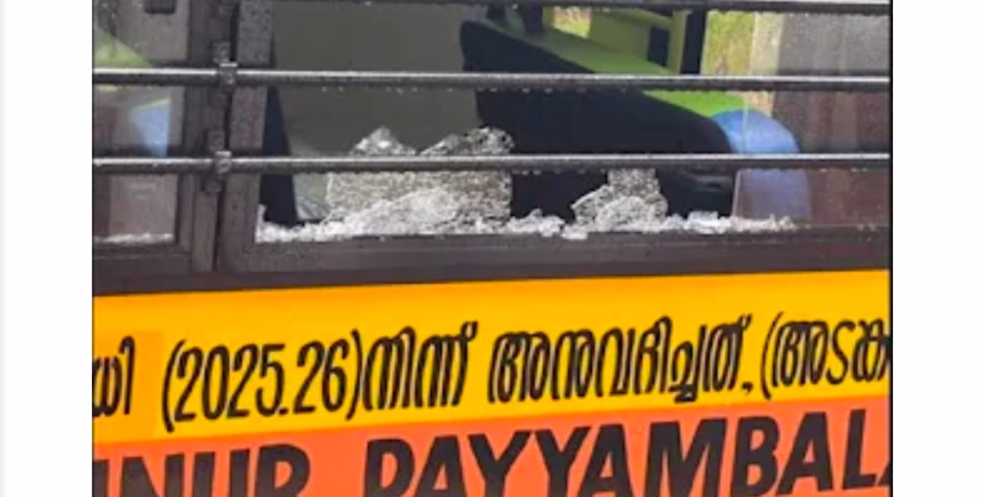 കണ്ണൂർ നഗരത്തിൽ സ്കൂൾ ബസ് തകർത്ത നിലയിൽ, സ്കൂൾ കെട്ടിടത്തിന് നേരെയും ആക്രമണം 